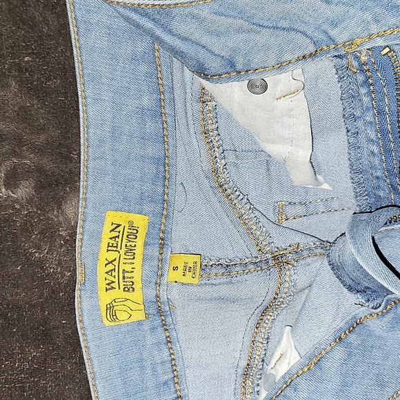 Light Wash Distrested Jean short - Picture 3 of 3